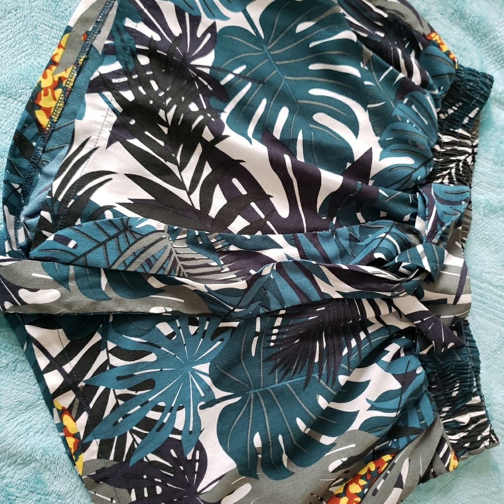 Leaf print shorts